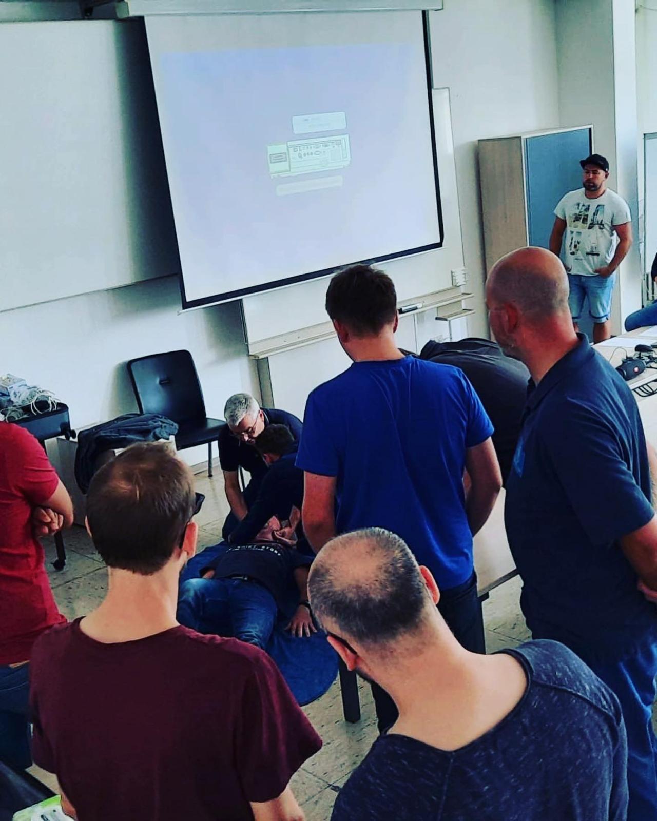 Erste-Hilfe-Seminar mit Teilnehmenden und praktischer Übung